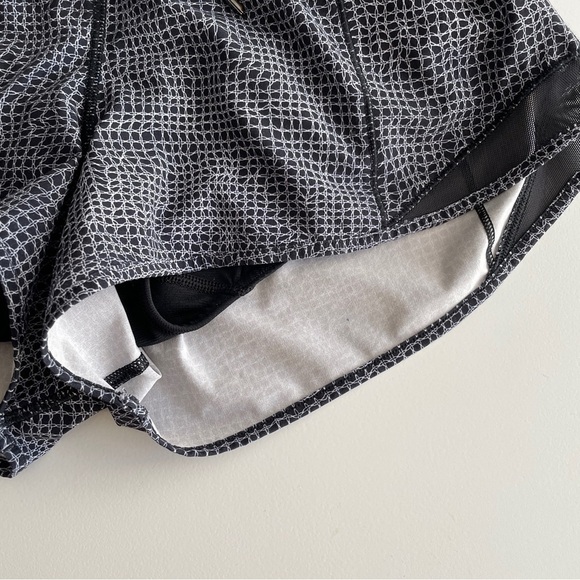 Lululemon ATHLETICA Hotty Shorts 2.5” Black Navy 2 - Picture 3 of 7